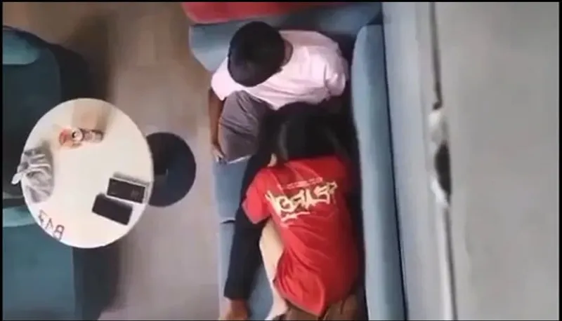 Quay lén người yêu bú bú cho cô bạn gái nơi công cộng
