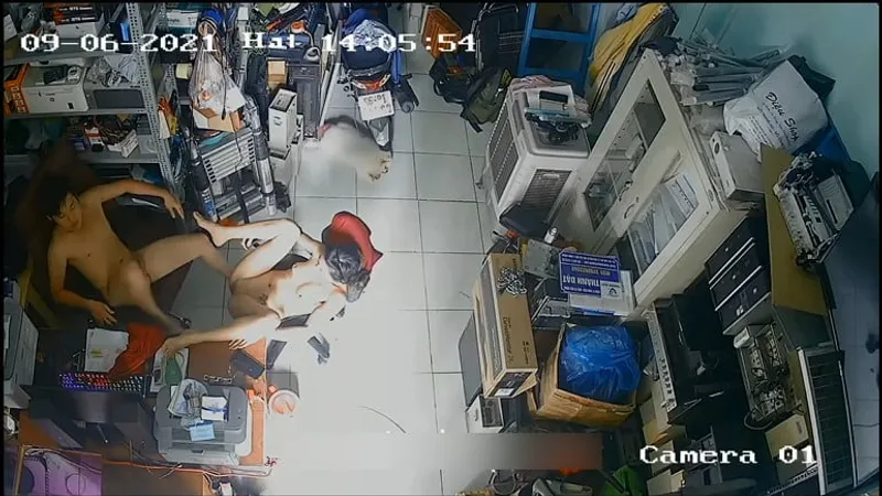 Bà xã chồng yêu phang nhau trong của hàng máy tính