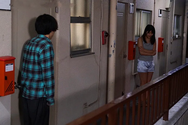 Bí mật vụng trộm với em gái hàng xóm cãi nhau bị anh xã đuổi ra cửa