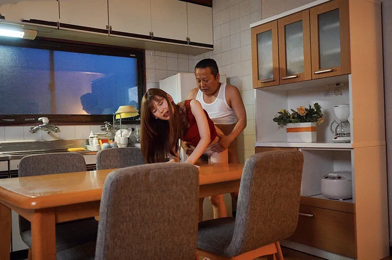 Con gái bị chồng mới của mẹ phang mỗi ngày, cho dù đã có người yêu