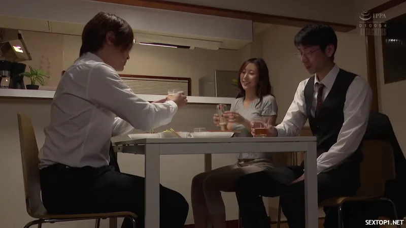 đến nhà tiền bối ở nhờ, ép làm tình luôn cô vợ sếp