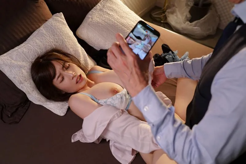 Tiền bối chuốc thuốc em thư ký bắt nện cả đêm khi đi bàn việc làm ăn xa