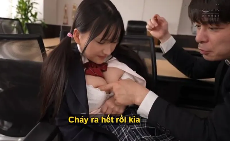 Ba năm trời, thầy giáo rèn luyện cô học trò ngực khủng thành "hũ đựng tinh".