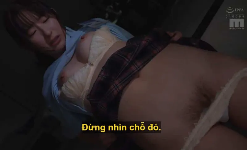 Sếp lớn lập mưu nắc con nhỏ dưới quyền kiêu kỳ lười nhác, suốt ngày cắm mặt nhắn tin yêu đương.